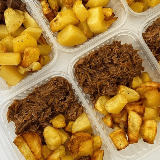 Pote de carne moída com purê e legumes